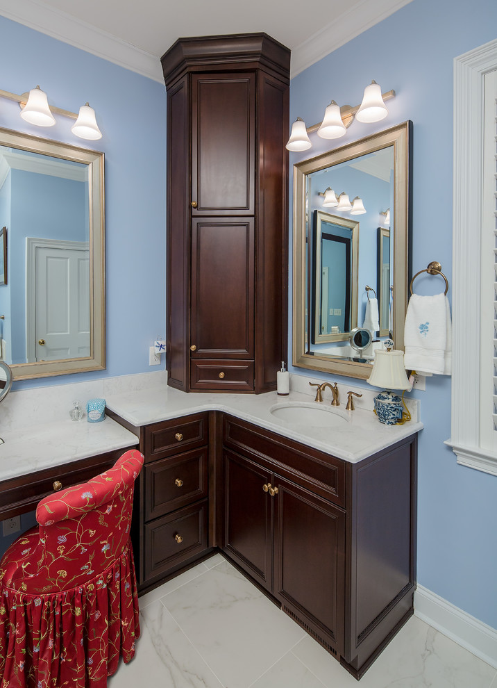 На фото: главная ванная комната среднего размера в классическом стиле с фасадами в стиле шейкер, темными деревянными фасадами, ванной в нише, раздельным унитазом, синими стенами, полом из керамогранита, врезной раковиной, столешницей из искусственного кварца и душевой комнатой с