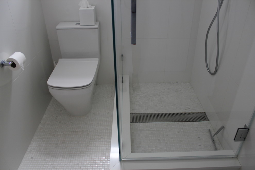 Idee per una piccola stanza da bagno moderna con ante in legno scuro, WC monopezzo, piastrelle bianche, pareti bianche, top in legno, doccia ad angolo e pavimento con piastrelle a mosaico