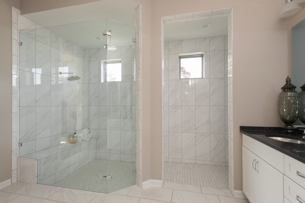 Idéer för ett stort modernt en-suite badrum, med släta luckor, vita skåp, en öppen dusch, vit kakel, keramikplattor, grå väggar, klinkergolv i keramik, ett nedsänkt handfat och granitbänkskiva