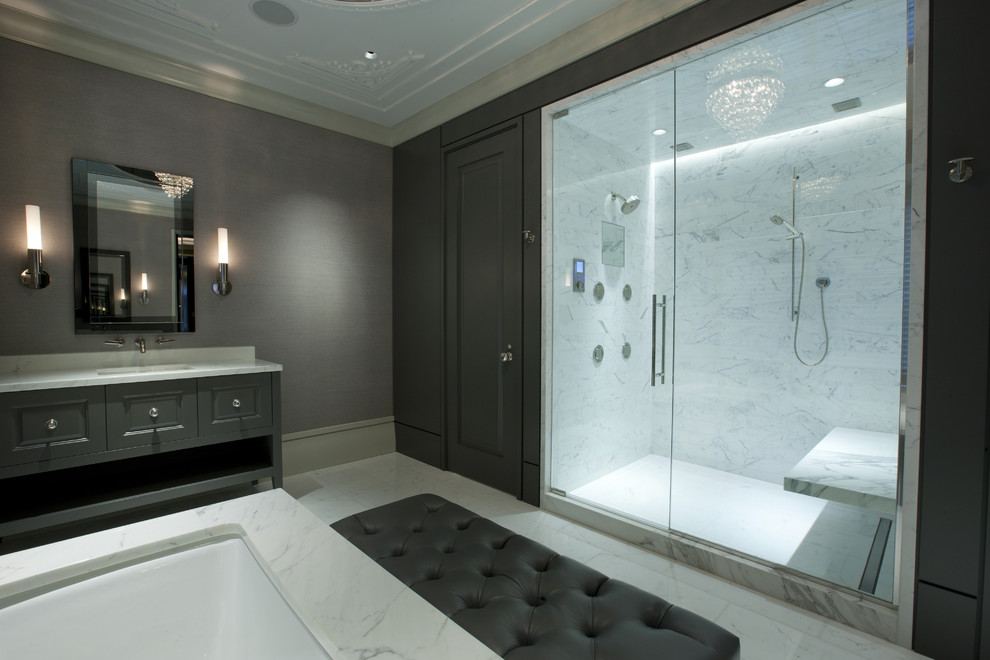 Inspiration för ett funkis badrum, med grå skåp, ett undermonterat badkar, en dusch i en alkov, vit kakel och luckor med infälld panel