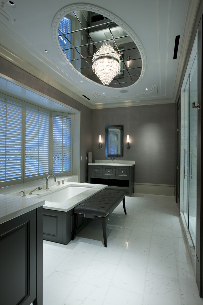 Ejemplo de cuarto de baño contemporáneo con armarios con paneles empotrados, puertas de armario negras, bañera encastrada sin remate, ducha empotrada y baldosas y/o azulejos blancos