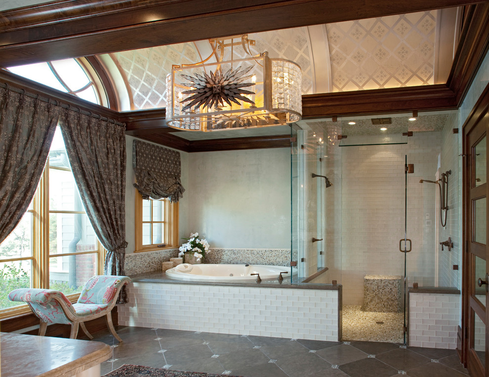 Modelo de cuarto de baño clásico con bañera encastrada, ducha doble, baldosas y/o azulejos grises y baldosas y/o azulejos en mosaico