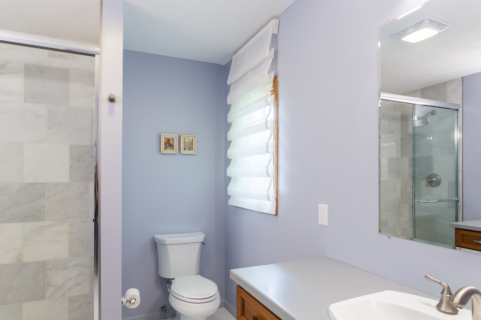 Idées déco pour une douche en alcôve principale rétro en bois brun de taille moyenne avec un placard à porte affleurante, WC séparés, un carrelage gris, du carrelage en marbre, un mur violet, un sol en carrelage de porcelaine, un lavabo posé, un plan de toilette en stratifié, un sol blanc, une cabine de douche à porte coulissante et un plan de toilette gris.