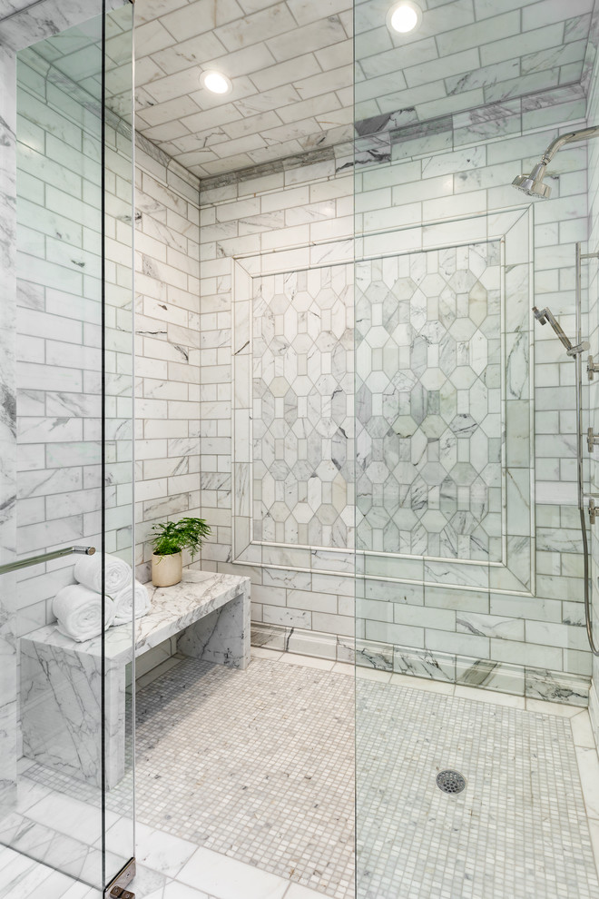 Cette image montre une grande salle de bain principale avec un carrelage gris, un mur gris, un sol gris, une cabine de douche à porte battante, une douche à l'italienne, du carrelage en marbre et un sol en marbre.