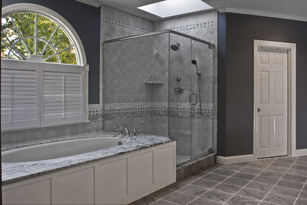 Diseño de cuarto de baño gris y blanco tradicional con ducha empotrada