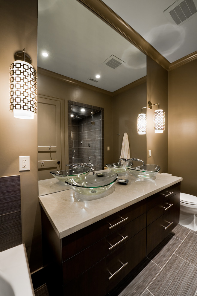 Imagen de cuarto de baño contemporáneo con lavabo sobreencimera y ducha empotrada