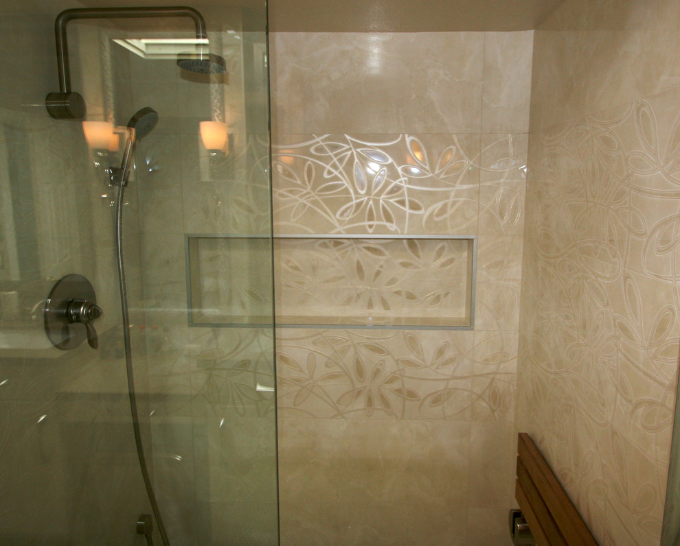 Ispirazione per una stanza da bagno padronale minimal di medie dimensioni con ante lisce, ante beige, doccia ad angolo, piastrelle beige, piastrelle in gres porcellanato, pareti beige, lavabo sottopiano e top in superficie solida