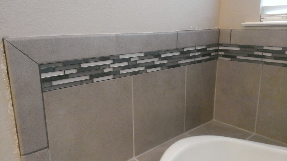 Immagine di una grande stanza da bagno padronale design con vasca da incasso, doccia ad angolo, piastrelle beige, piastrelle in gres porcellanato e pavimento in gres porcellanato