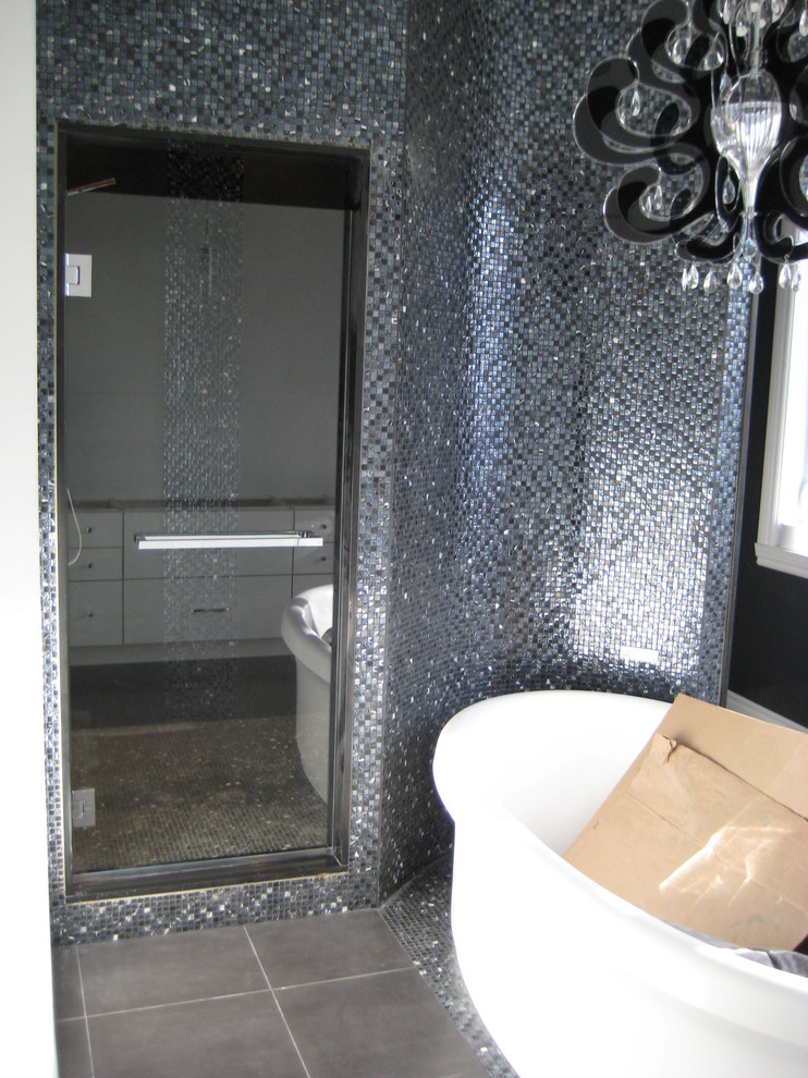 Пример оригинального дизайна: главная ванная комната в стиле неоклассика (современная классика) с отдельно стоящей ванной, серой плиткой и полом из керамической плитки