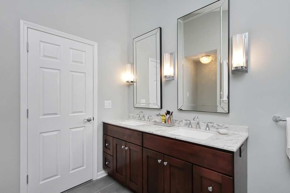 Immagine di una stanza da bagno padronale minimal di medie dimensioni con lavabo sottopiano, ante in stile shaker, ante in legno bruno, pareti grigie e pavimento in vinile