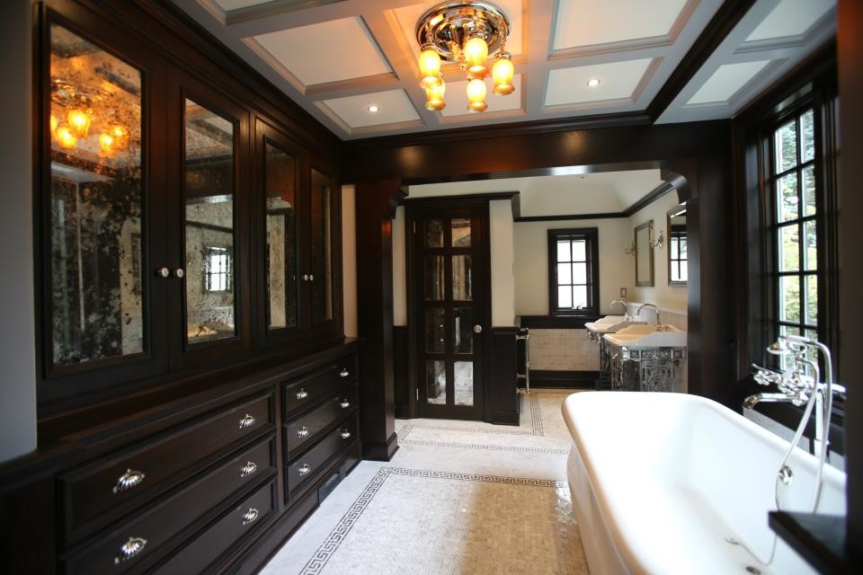 Idéer för ett 60 tals en-suite badrum, med marmorbänkskiva, ett fristående badkar, grå kakel, mosaik, grå väggar och mosaikgolv