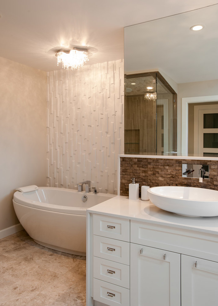 Стильный дизайн: большая ванная комната в современном стиле с настольной раковиной, фасадами с утопленной филенкой, белыми фасадами, отдельно стоящей ванной, угловым душем, белой плиткой и плиткой из листового камня - последний тренд