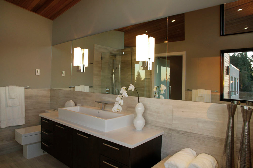 Ejemplo de cuarto de baño moderno de tamaño medio con lavabo sobreencimera, armarios con paneles lisos, puertas de armario de madera en tonos medios, encimera de cuarzo compacto, ducha esquinera y sanitario de una pieza