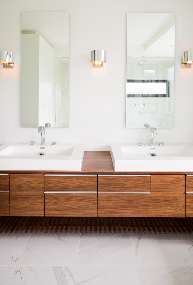 Foto de cuarto de baño minimalista con lavabo encastrado, armarios con paneles lisos y puertas de armario de madera oscura