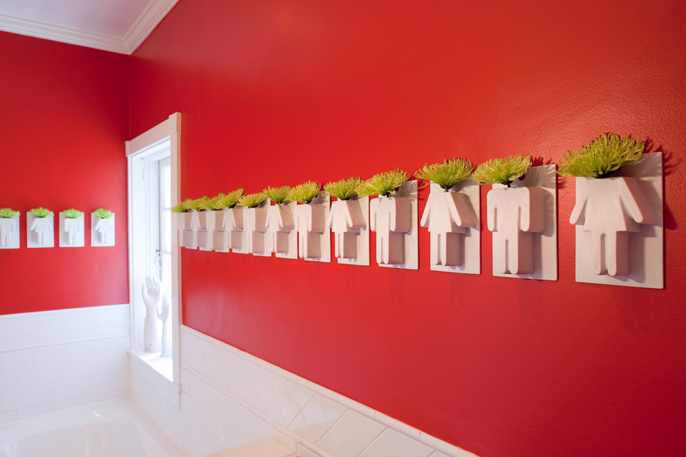 Exemple d'une petite douche en alcôve éclectique avec un lavabo intégré, des portes de placard blanches, un plan de toilette en surface solide, une baignoire posée, WC séparés, un carrelage blanc, un carrelage métro, un mur rouge et un sol en carrelage de céramique.