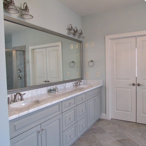 Idéer för stora vintage en-suite badrum, med ett undermonterad handfat, luckor med upphöjd panel, grå skåp, marmorbänkskiva, ett platsbyggt badkar, grå kakel och grå väggar