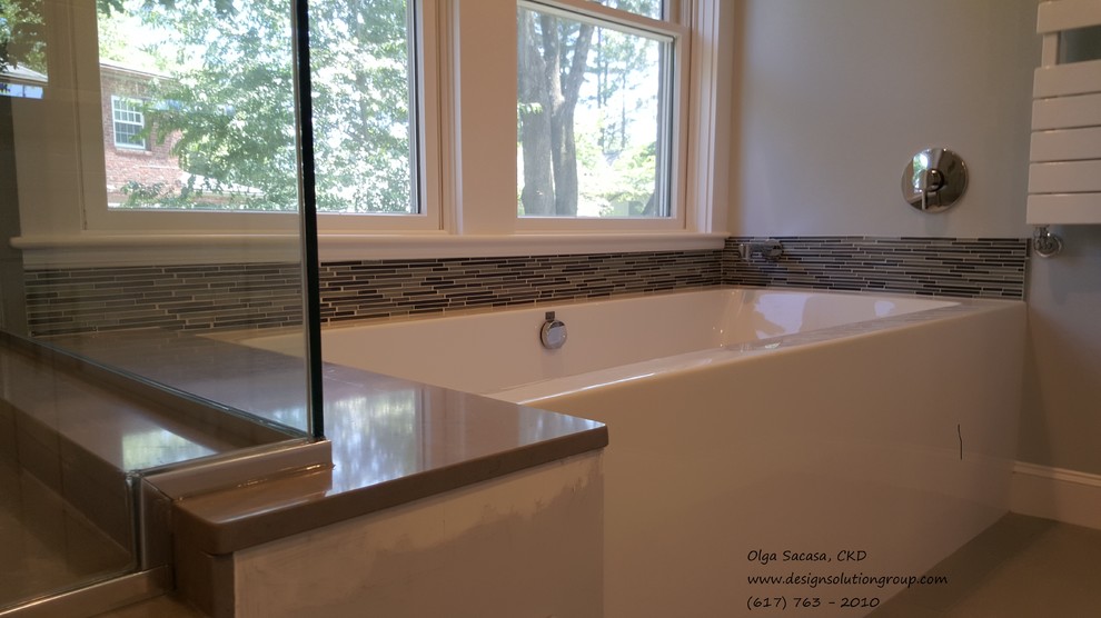 Пример оригинального дизайна: большая главная ванная комната в современном стиле с ванной в нише, серой плиткой, керамогранитной плиткой, серыми стенами, полом из керамогранита, фасадами в стиле шейкер, белыми фасадами, угловым душем, унитазом-моноблоком, врезной раковиной и столешницей из искусственного кварца