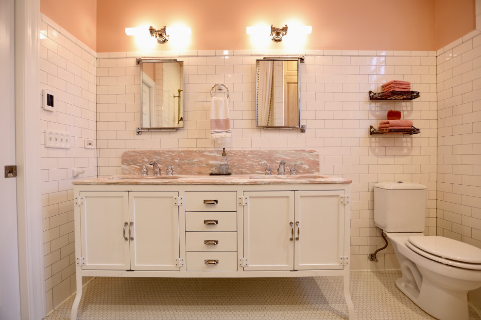Идея дизайна: главная ванная комната среднего размера в стиле ретро с фасадами островного типа, белыми фасадами, двойным душем, белой плиткой, керамогранитной плиткой, полом из мозаичной плитки, врезной раковиной, мраморной столешницей, белым полом и розовой столешницей