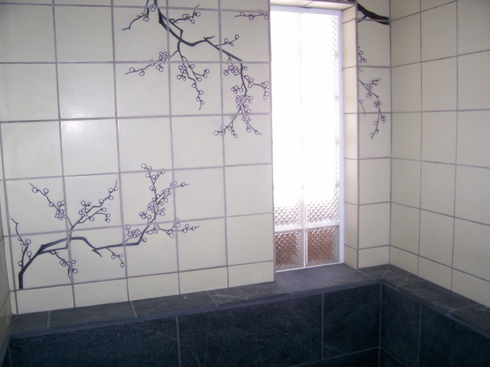 Inspiration för ett stort orientaliskt en-suite badrum, med öppna hyllor, skåp i ljust trä, en öppen dusch, beige kakel, keramikplattor, vita väggar, klinkergolv i keramik, ett integrerad handfat, granitbänkskiva, svart golv och med dusch som är öppen