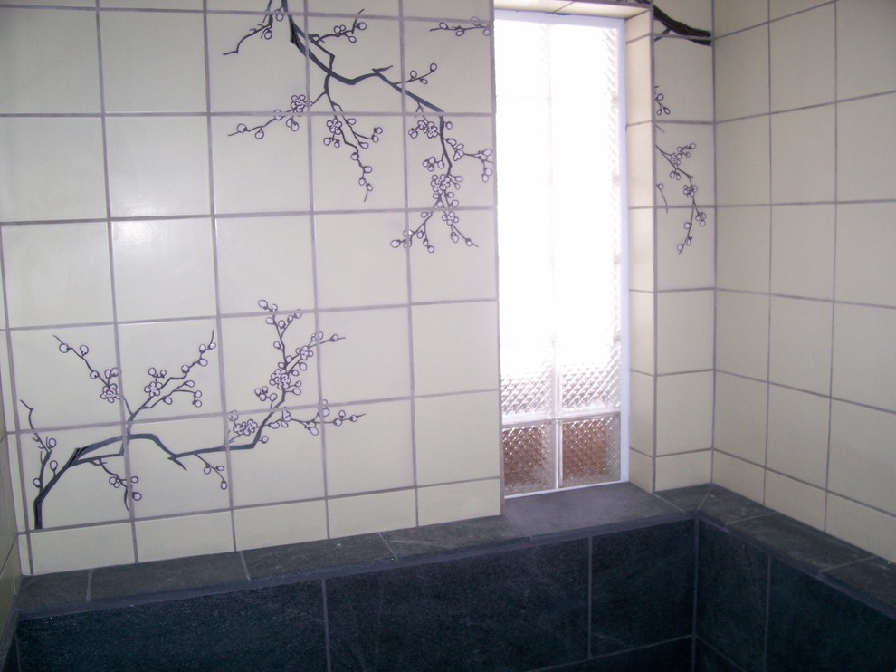 Cette image montre une grande salle de bain principale asiatique en bois clair avec un placard sans porte, une douche ouverte, un carrelage beige, des carreaux de céramique, un mur blanc, un sol en carrelage de céramique, un lavabo intégré, un plan de toilette en granite, un sol noir et aucune cabine.