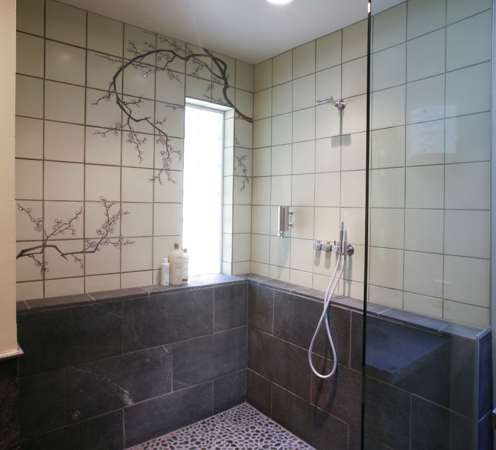 Idéer för stora orientaliska en-suite badrum, med öppna hyllor, skåp i ljust trä, en öppen dusch, beige kakel, keramikplattor, vita väggar, klinkergolv i keramik, ett integrerad handfat, granitbänkskiva, svart golv och med dusch som är öppen