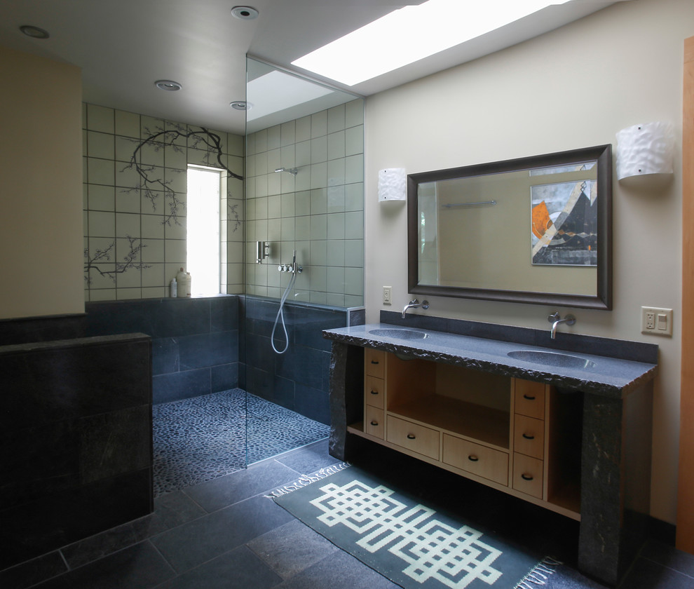 Idéer för ett stort asiatiskt en-suite badrum, med skåp i ljust trä, beige kakel, keramikplattor, klinkergolv i keramik, ett integrerad handfat, med dusch som är öppen, öppna hyllor, en öppen dusch, vita väggar, granitbänkskiva och svart golv