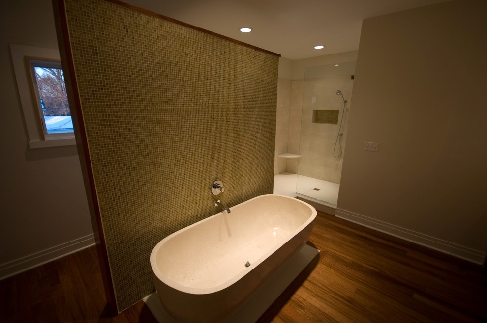 Пример оригинального дизайна: большая главная ванная комната в современном стиле с отдельно стоящей ванной, открытым душем и паркетным полом среднего тона