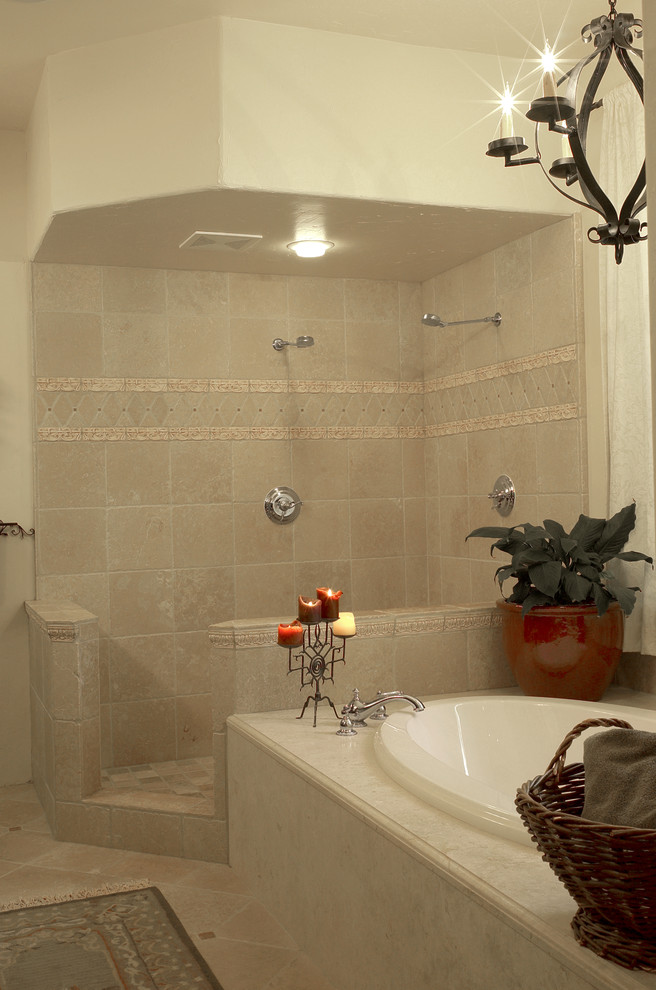 Exempel på ett stort medelhavsstil en-suite badrum, med ett undermonterad handfat, beige kakel, mosaik, beige väggar och travertin golv