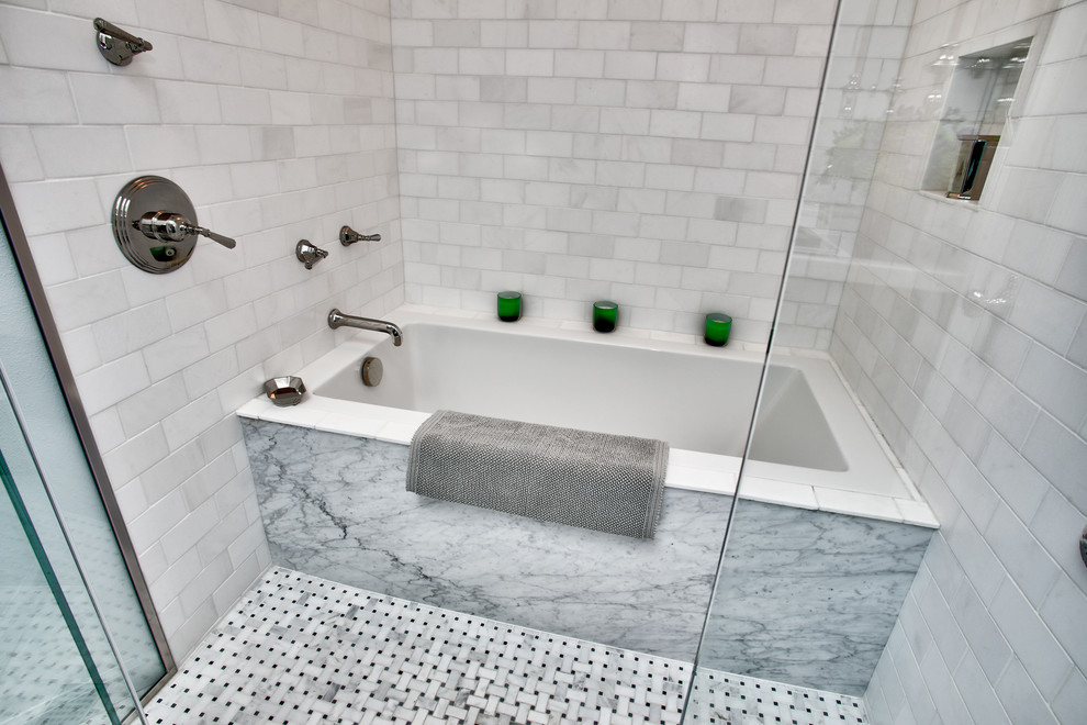 Idéer för ett litet klassiskt en-suite badrum, med släta luckor, grå skåp, ett platsbyggt badkar, en kantlös dusch, en toalettstol med hel cisternkåpa, vit kakel, tunnelbanekakel, vita väggar, marmorgolv, marmorbänkskiva och ett undermonterad handfat