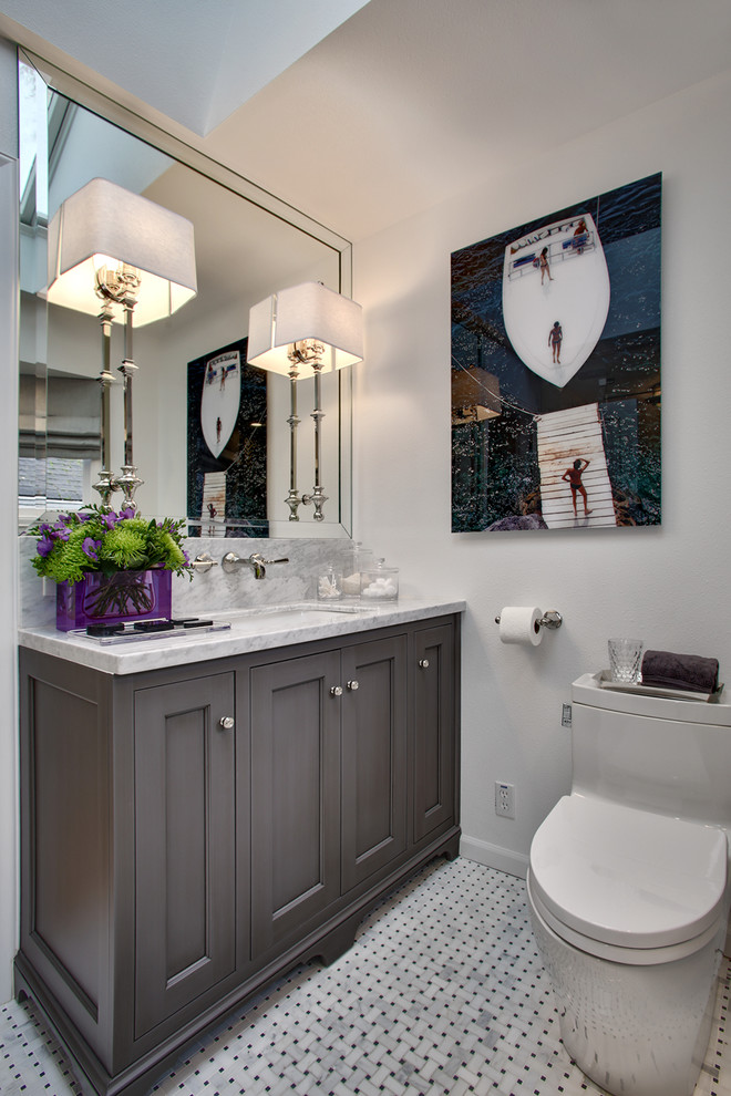 Idéer för ett litet klassiskt en-suite badrum, med släta luckor, grå skåp, ett platsbyggt badkar, en toalettstol med hel cisternkåpa, vit kakel, tunnelbanekakel, vita väggar, marmorgolv, marmorbänkskiva och ett undermonterad handfat