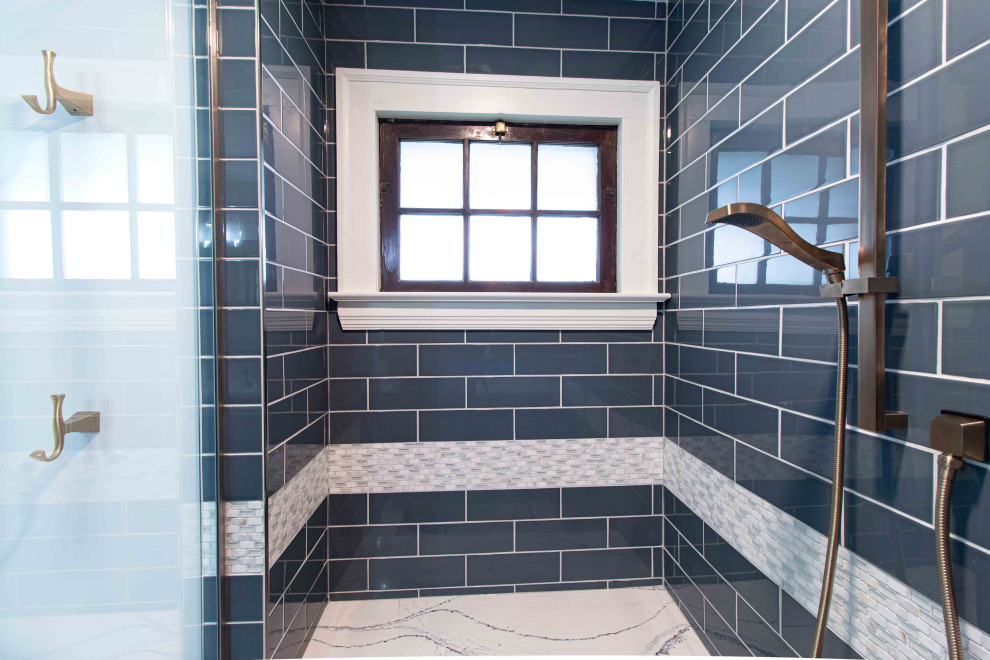Источник вдохновения для домашнего уюта: главная ванная комната среднего размера в современном стиле с фасадами в стиле шейкер, синими фасадами, унитазом-моноблоком, серыми стенами, полом из терракотовой плитки, врезной раковиной, столешницей из кварцита, белым полом, душем с распашными дверями, разноцветной столешницей, сиденьем для душа, тумбой под две раковины и напольной тумбой
