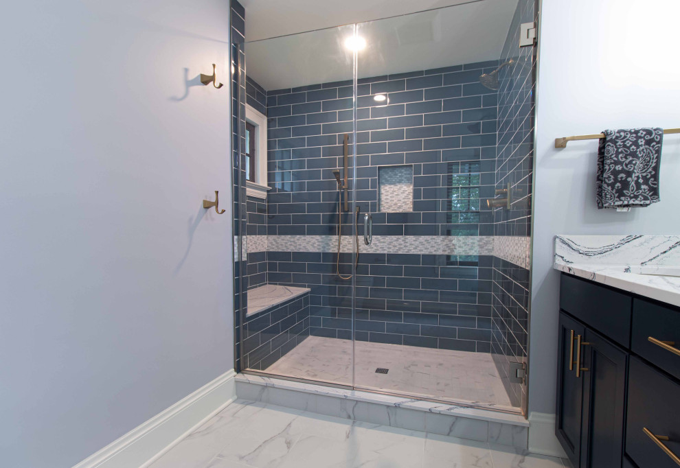 Idéer för ett mellanstort modernt flerfärgad en-suite badrum, med skåp i shakerstil, blå skåp, en toalettstol med hel cisternkåpa, grå väggar, klinkergolv i terrakotta, ett undermonterad handfat, bänkskiva i kvartsit, vitt golv och dusch med gångjärnsdörr