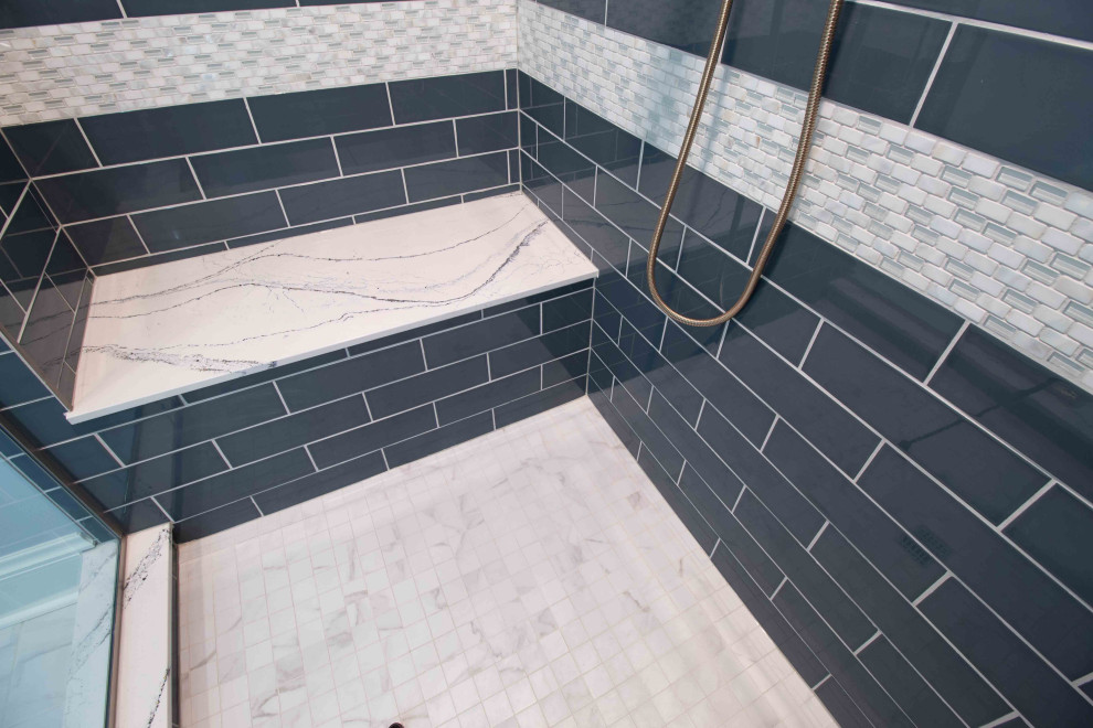 На фото: главная ванная комната среднего размера в современном стиле с фасадами в стиле шейкер, синими фасадами, унитазом-моноблоком, серыми стенами, полом из терракотовой плитки, врезной раковиной, столешницей из кварцита, белым полом, душем с распашными дверями, разноцветной столешницей, сиденьем для душа, тумбой под две раковины и напольной тумбой с