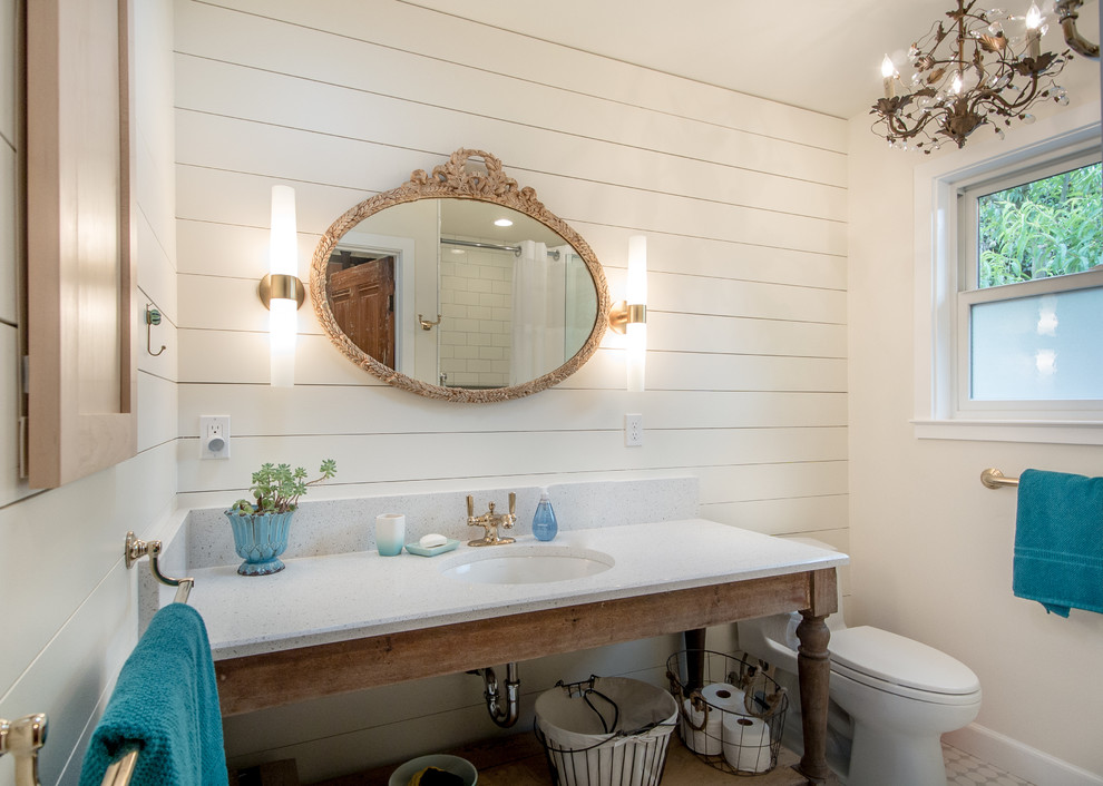 На фото: маленькая главная ванная комната в морском стиле с белой плиткой, белыми стенами, душем в нише, унитазом-моноблоком, консольной раковиной и столешницей из искусственного кварца для на участке и в саду с