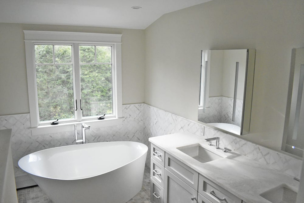 Idéer för ett mellanstort klassiskt beige en-suite badrum, med grå skåp, ett japanskt badkar och marmorbänkskiva