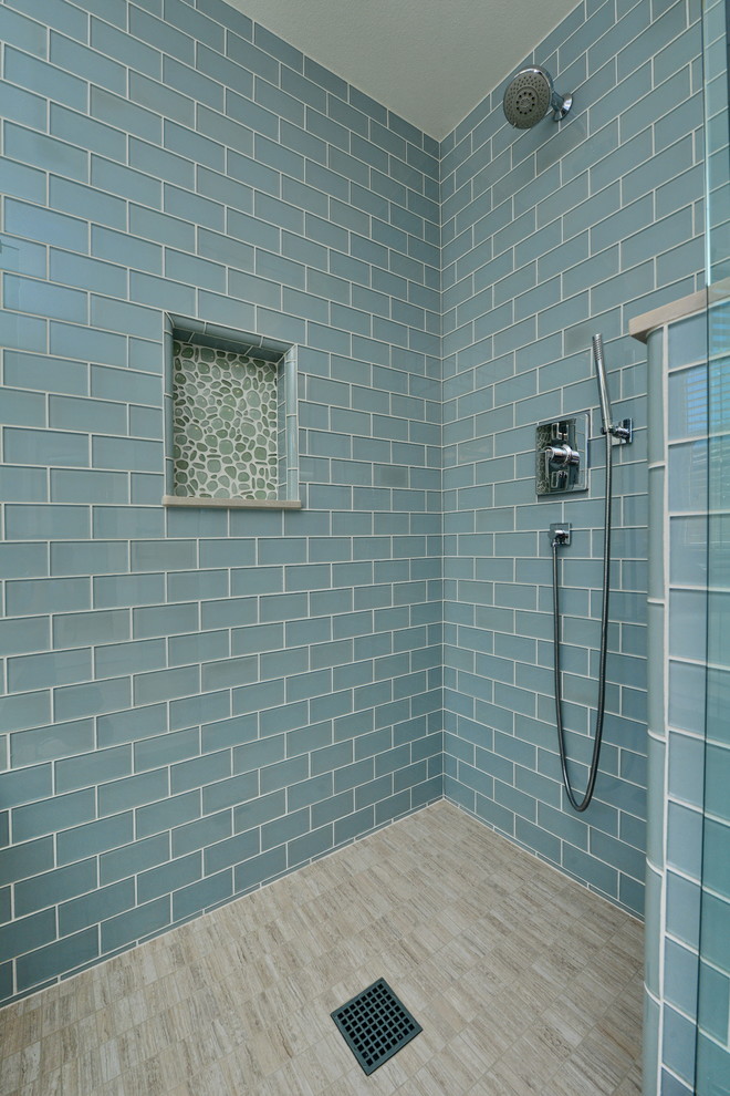 Пример оригинального дизайна: главная ванная комната среднего размера в современном стиле с плоскими фасадами, темными деревянными фасадами, накладной ванной, угловым душем, бежевой плиткой, плиткой из листового камня, фиолетовыми стенами, врезной раковиной, столешницей из искусственного камня и полом из керамогранита