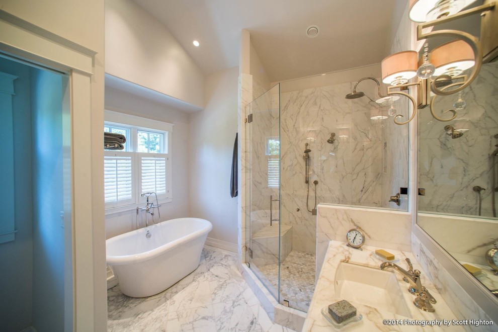 Immagine di una stanza da bagno padronale american style di medie dimensioni con vasca freestanding, doccia ad angolo, piastrelle bianche, piastrelle in pietra, pareti bianche, pavimento in marmo, lavabo sottopiano e top in marmo
