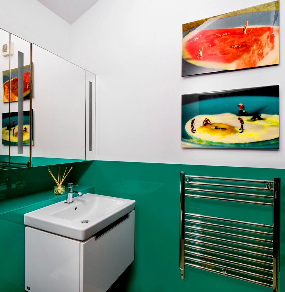 Ejemplo de cuarto de baño actual de tamaño medio con armarios con paneles lisos, puertas de armario blancas, paredes verdes, aseo y ducha y lavabo tipo consola
