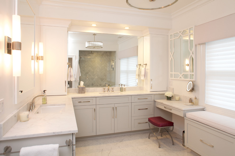 Foto på ett stort vintage en-suite badrum, med skåp i shakerstil, vita skåp, vita väggar, marmorgolv, ett undermonterad handfat, bänkskiva i kvartsit och vitt golv