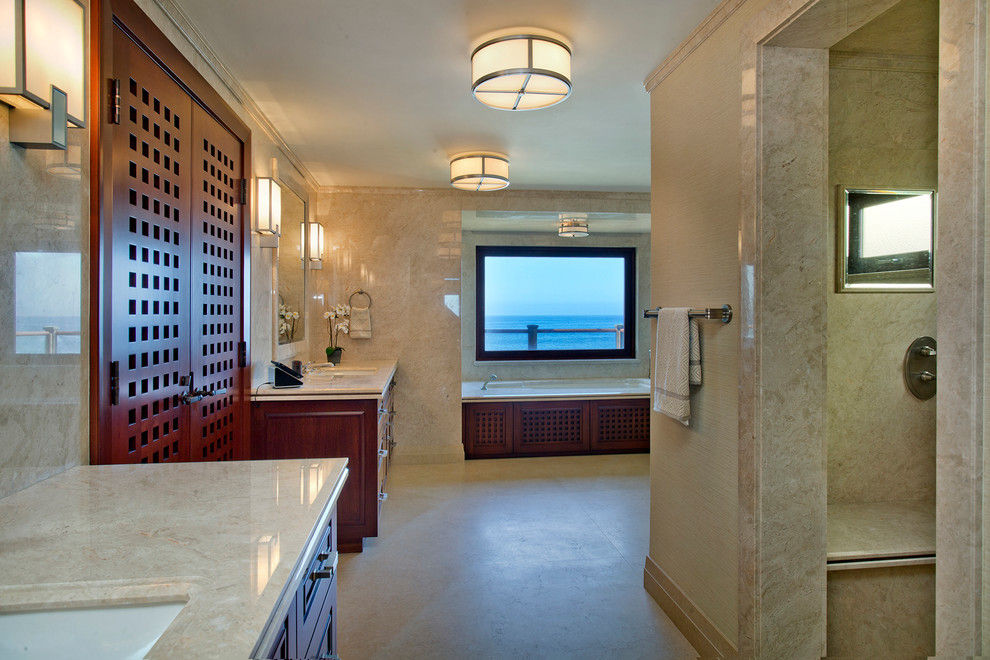 Inredning av ett klassiskt stort en-suite badrum, med luckor med upphöjd panel, skåp i mörkt trä, ett badkar i en alkov, en öppen dusch, en toalettstol med hel cisternkåpa, beige kakel, stenhäll, beige väggar, linoleumgolv, ett undermonterad handfat och granitbänkskiva