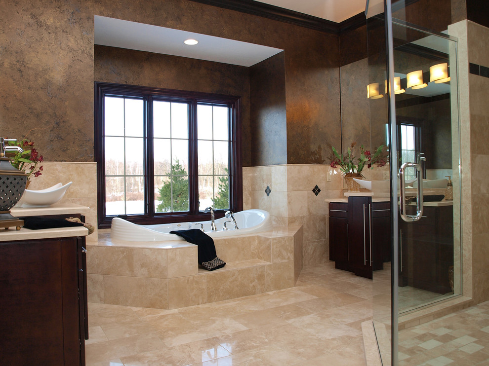 Immagine di una grande stanza da bagno padronale classica con lavabo a bacinella, ante lisce, ante in legno bruno, vasca ad alcova e pavimento in gres porcellanato