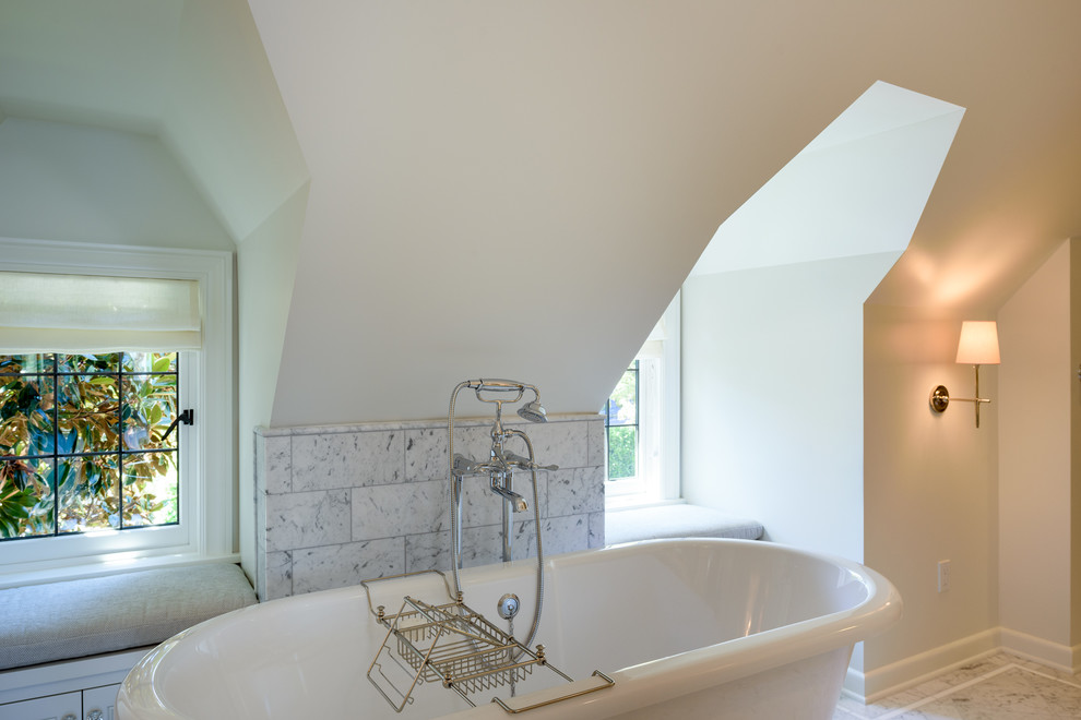 На фото: главная ванная комната среднего размера в классическом стиле с плоскими фасадами, серыми фасадами, ванной на ножках, душем в нише, раздельным унитазом, серой плиткой, каменной плиткой, белыми стенами, мраморным полом, врезной раковиной и мраморной столешницей