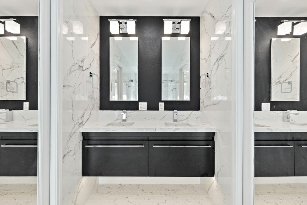 Идея дизайна: главная ванная комната среднего размера в стиле модернизм с плоскими фасадами, черными фасадами, угловым душем, унитазом-моноблоком, черно-белой плиткой, керамической плиткой, белыми стенами, полом из керамической плитки, врезной раковиной, столешницей из искусственного кварца, белым полом, душем с распашными дверями, белой столешницей, сиденьем для душа, тумбой под две раковины и подвесной тумбой