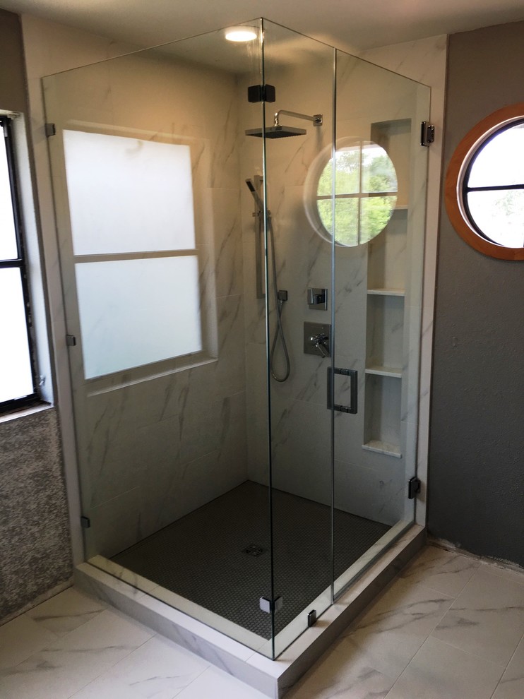 Mittelgroßes Modernes Badezimmer En Suite mit Eckdusche, weißen Fliesen, Porzellanfliesen, grauer Wandfarbe und Porzellan-Bodenfliesen in Austin