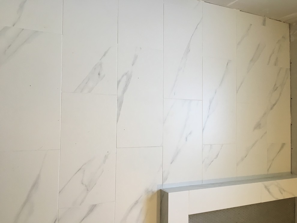 Mittelgroßes Modernes Badezimmer En Suite mit Eckdusche, weißen Fliesen, Porzellanfliesen, grauer Wandfarbe und Porzellan-Bodenfliesen in Austin