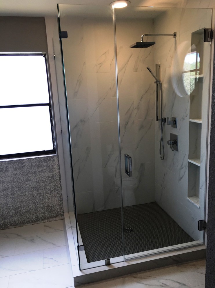 Exemple d'une salle de bain principale tendance de taille moyenne avec une douche d'angle, un carrelage blanc, des carreaux de porcelaine, un mur gris et un sol en carrelage de porcelaine.