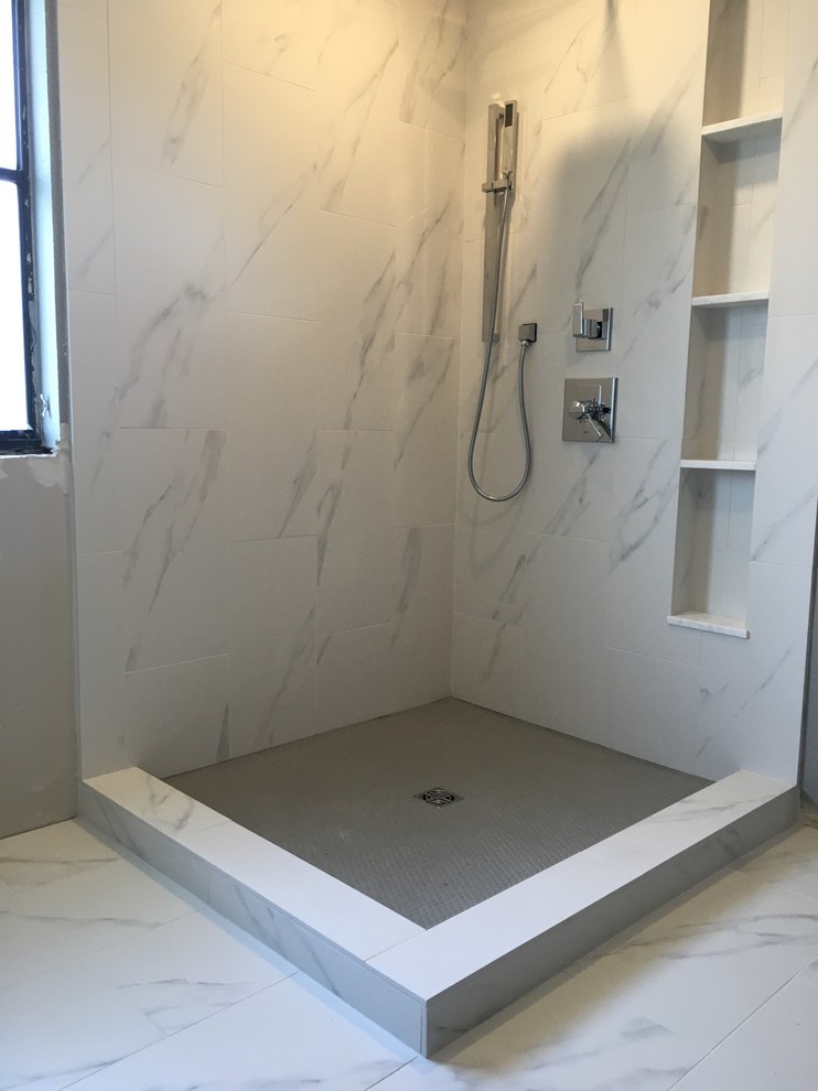 Foto på ett mellanstort funkis en-suite badrum, med en hörndusch, vit kakel, porslinskakel, grå väggar och klinkergolv i porslin