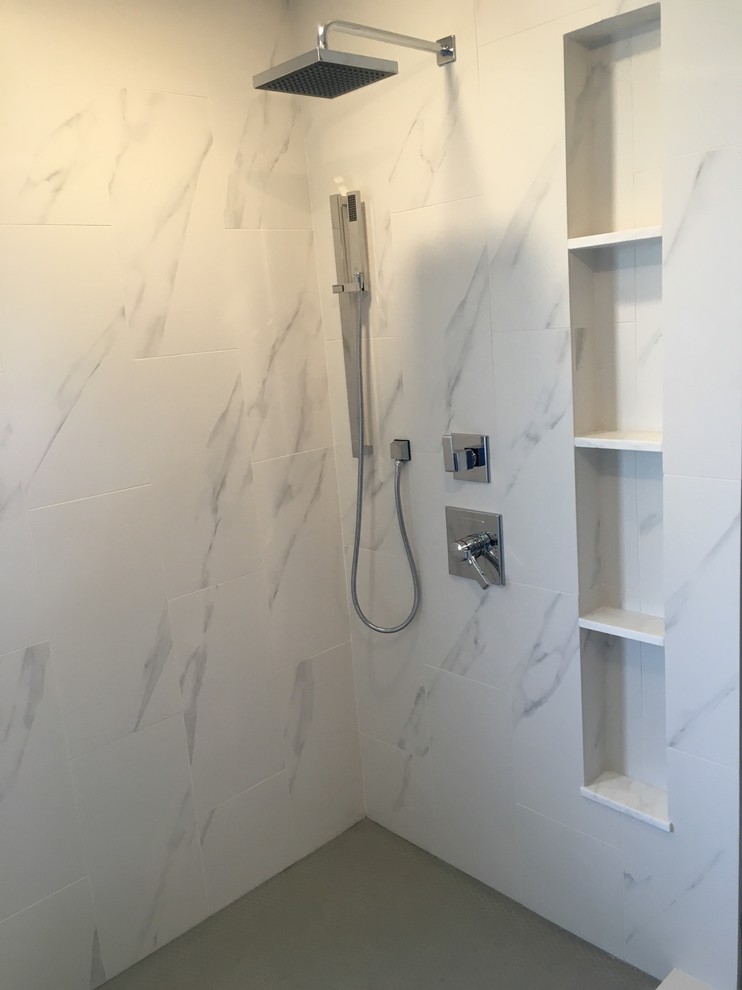 Inredning av ett modernt mellanstort en-suite badrum, med en hörndusch, vit kakel, porslinskakel, grå väggar och klinkergolv i porslin