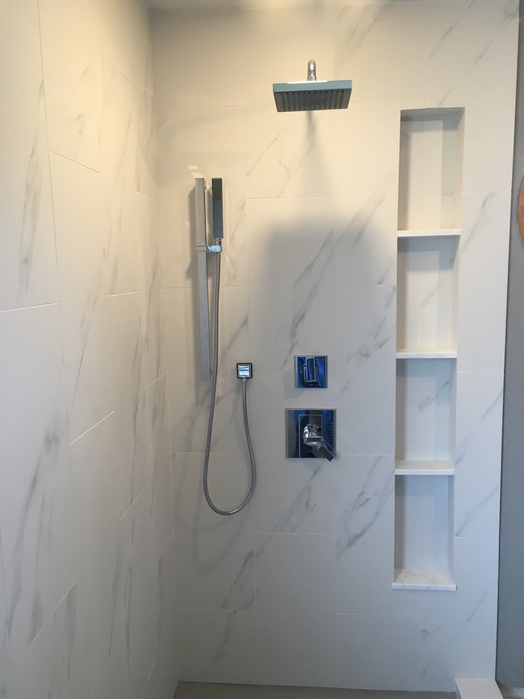 Foto di una stanza da bagno padronale minimal di medie dimensioni con doccia ad angolo, piastrelle bianche, piastrelle in gres porcellanato, pareti grigie e pavimento in gres porcellanato