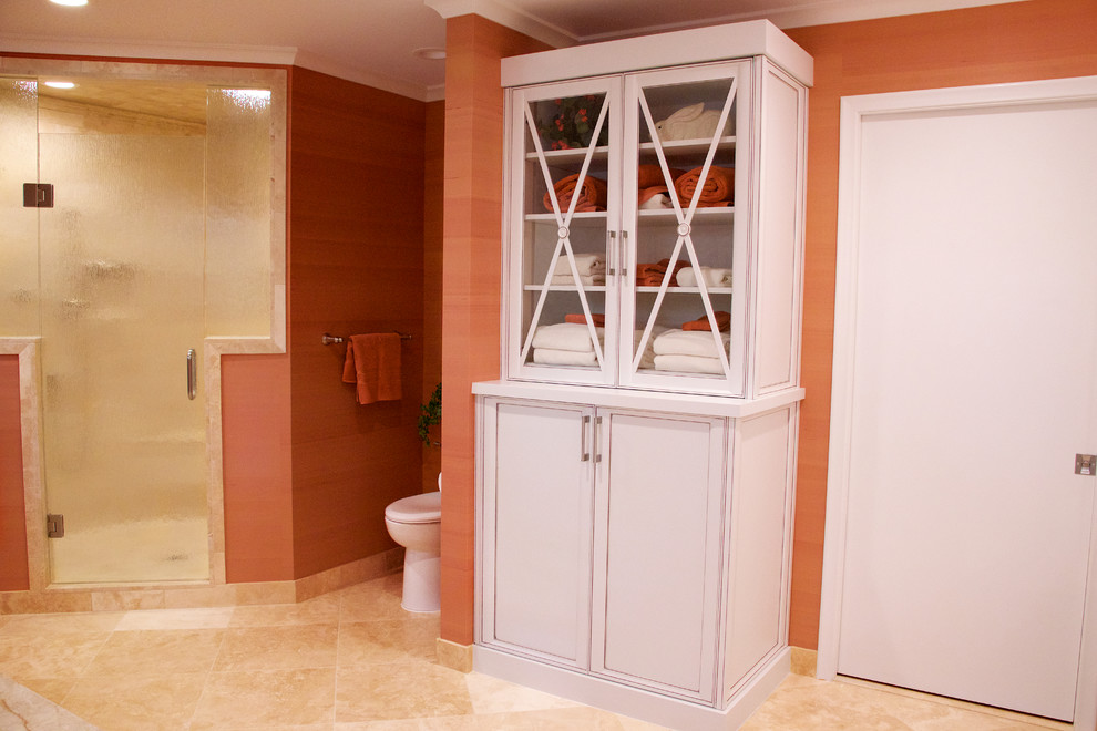 Idee per una grande stanza da bagno padronale design con lavabo sottopiano, consolle stile comò, ante bianche, top in legno, vasca da incasso, WC monopezzo e pareti arancioni